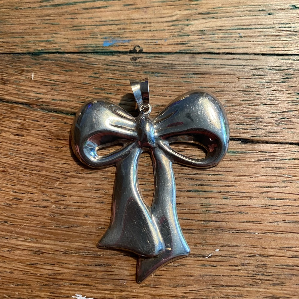 Vintage sterling silver bow necklace accent